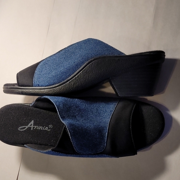 Women's Annie Clogs - Picture 1 of 9